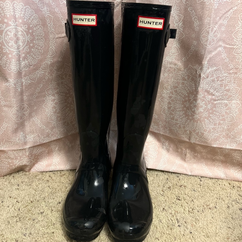 Hunter rain boots, original tall in the color matte black. Size 8.